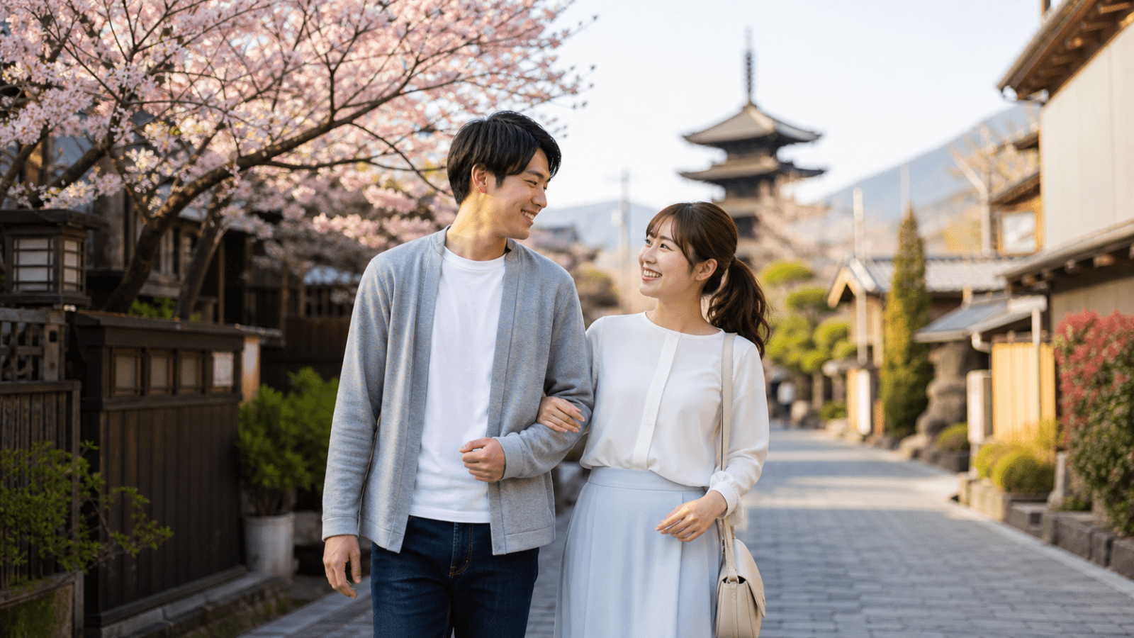 คู่รักไทยญี่ปุ่นเดินด้วยกันในย่านที่อยู่อาศัยของญี่ปุ่น